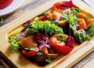 Салат со слабосоленым лососем, сочными томатами и запеченным картофелем